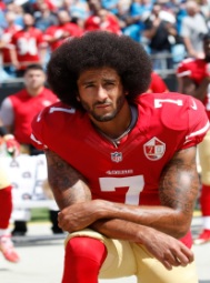 Colin Kaepernick, athlète de football américain, en plein match, pose un genou à terre, pour dénoncer les crimes policiers aux Etats-Unis.