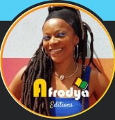 Bloggeuse, éditrice, autrice panafricaine souriante, qui porte un large bandeau dans ses locks, un collier avec un kori, un débardeur bleu