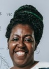 Portrait de la professeure africaine souriante avec sa belle coiffure traditionnelle
