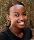 Jeune femme africaine souriante qui porte un tee-shirt noir.
