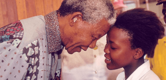 Madiba front collé symbole de l'UBUNTU avec une adolescente sud africaine