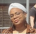 Femme Afro-caribéenne qui porte des lunettes et des boucles d'oreilles en pendentif gravé